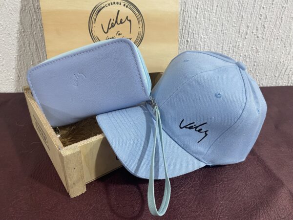 Combo De Lujo para Dama Gorra Vélez + Billetera Doble cierre Vélez + caja de Madera