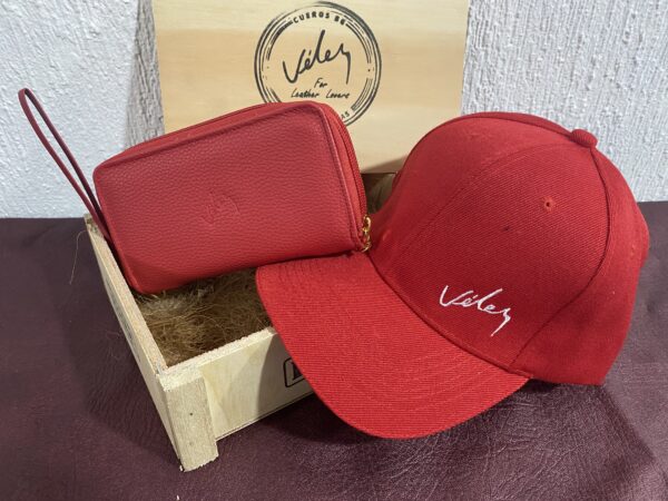 Combo De Lujo para Dama Gorra Vélez + Billetera Doble cierre Vélez + caja de Madera