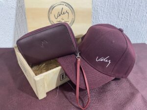 Combo De Lujo para Dama Gorra Vélez + Billetera Doble cierre Vélez + caja de Madera