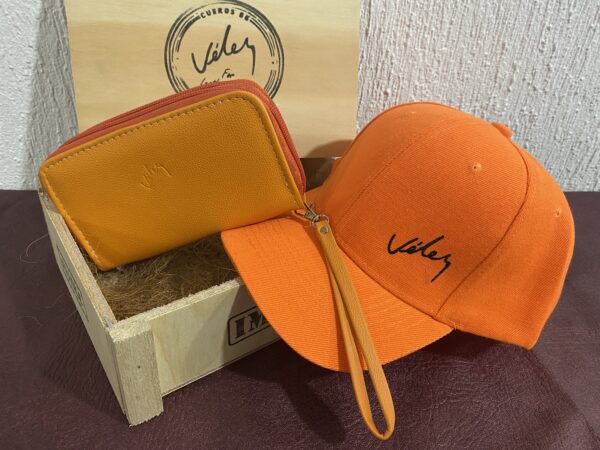Combo De Lujo para Dama Gorra Vélez + Billetera Doble cierre Vélez + caja de Madera