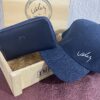 Combo De Lujo para Dama Gorra Vélez + Billetera Doble cierre Vélez + caja de Madera