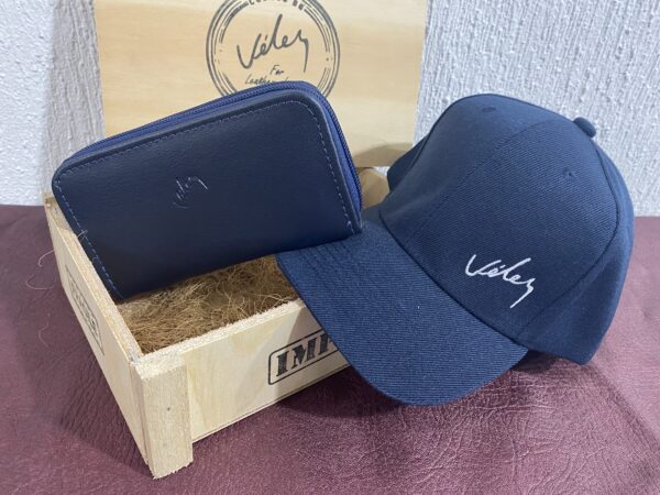 Combo De Lujo para Dama Gorra Vélez + Billetera Doble cierre Vélez + caja de Madera