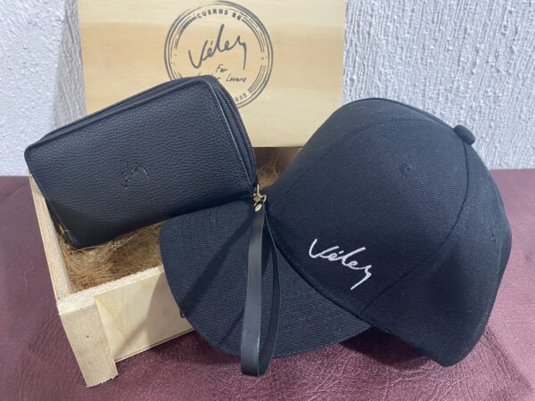 Combo De Lujo para Dama Gorra Vélez + Billetera Doble cierre Vélez + caja de Madera