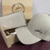 Combo De Lujo para Dama Gorra Vélez + Billetera Doble cierre Vélez + caja de Madera