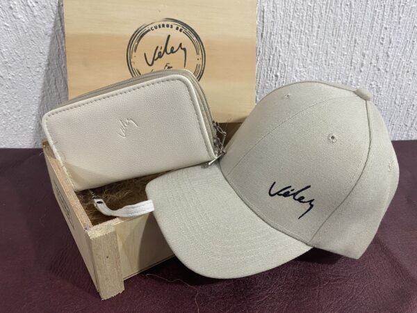 Combo De Lujo para Dama Gorra Vélez + Billetera Doble cierre Vélez + caja de Madera