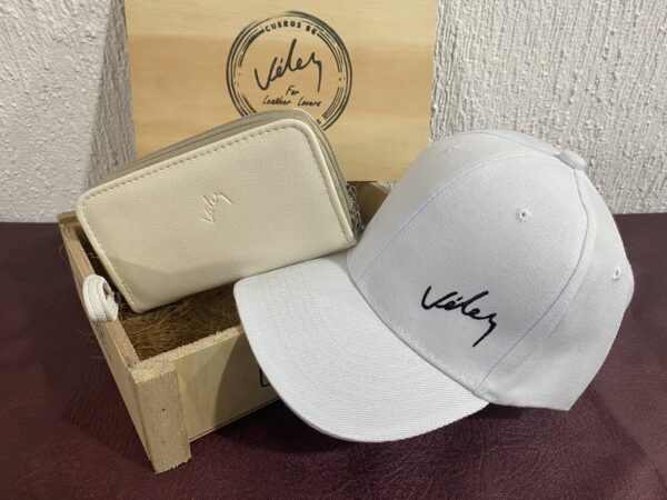 Combo De Lujo para Dama Gorra Vélez + Billetera Doble cierre Vélez + caja de Madera