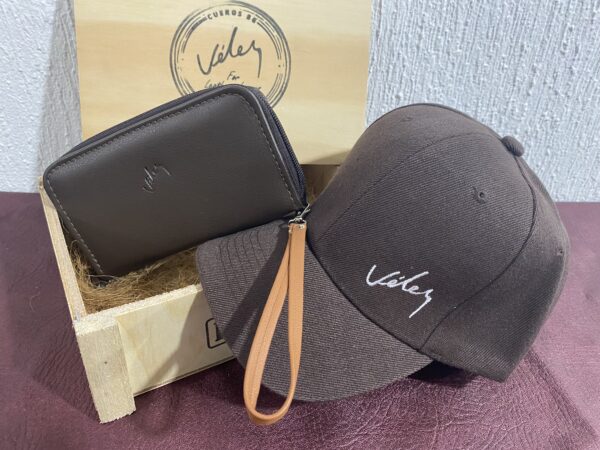 Combo De Lujo para Dama Gorra Vélez + Billetera Doble cierre Vélez + caja de Madera