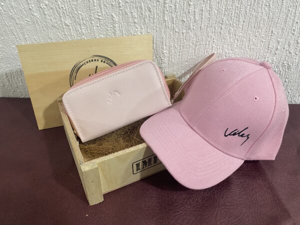 Combo De Lujo para Dama Gorra Vélez + Billetera Doble cierre Vélez + caja de Madera
